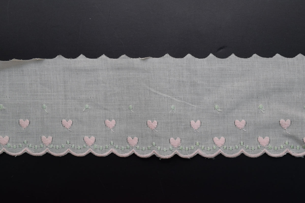 Tira Bordada Blanca con corazones rosas