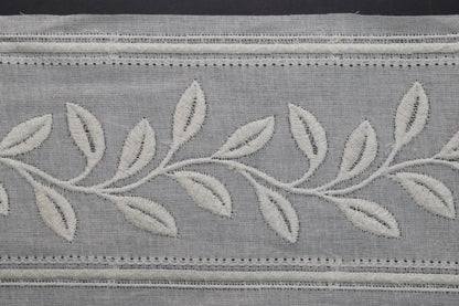 Tira Bordada Beige con enredadera de hojas