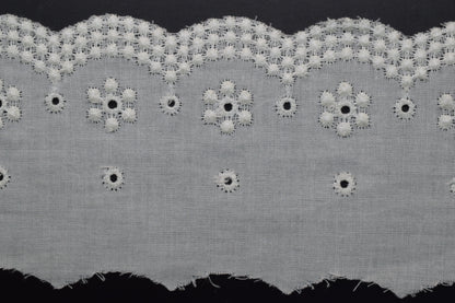 Tira Bordada Beige con flores y puntos