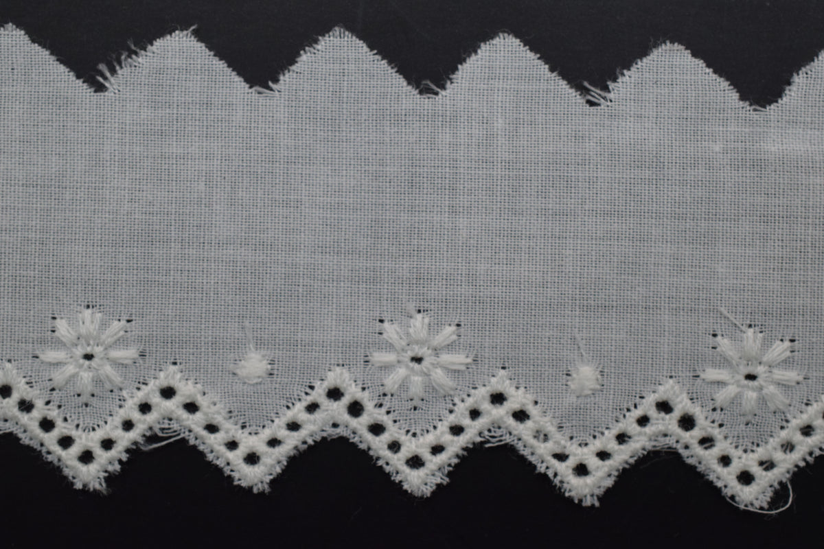 Tira Bordada Beige con bordes zig-zag y flores