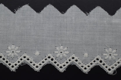 Tira Bordada Beige con bordes zig-zag y flores