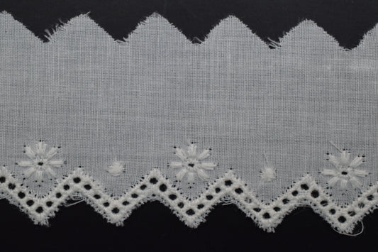 Tira Bordada Beige con bordes zig-zag y flores