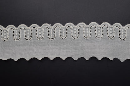 Tira Bordada Beige con diseño de arcos