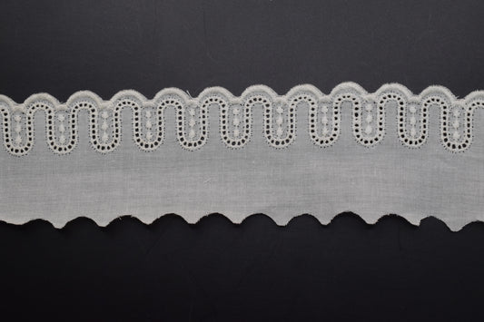 Tira Bordada Beige con diseño de arcos