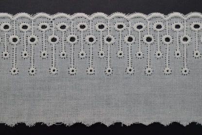 Tira Bordada Beige con puntos colgantes